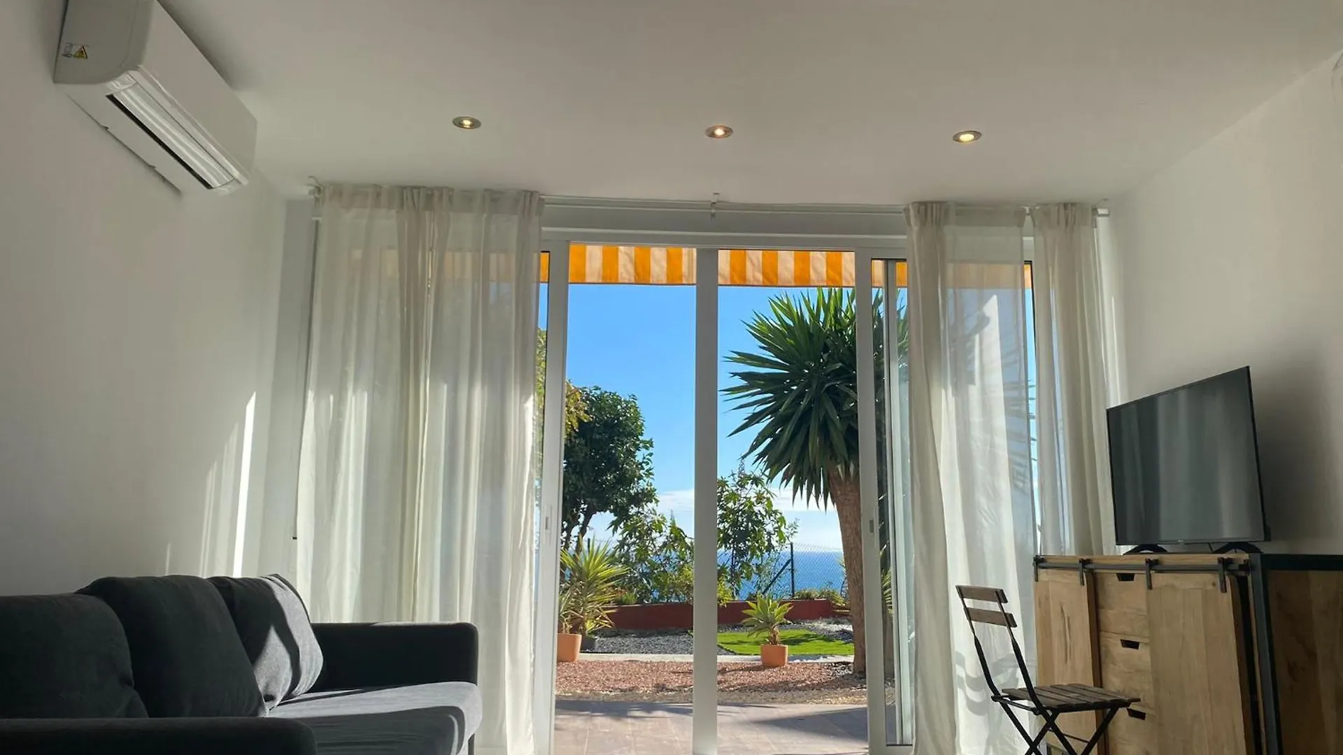 Central Torremolinos Garden Apartment - Sea Views