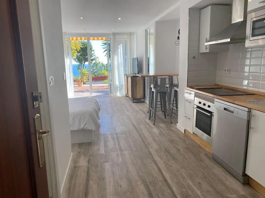 Central Torremolinos Garden Apartment - Sea Views ספרד