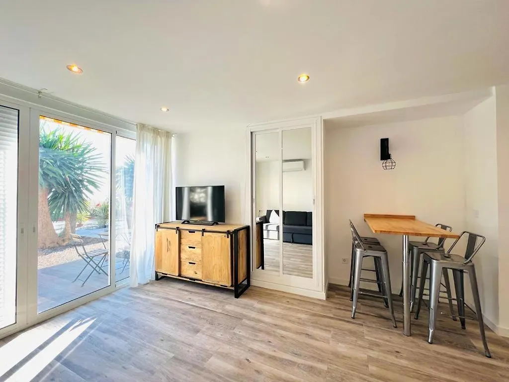 Central Torremolinos Garden Apartment - Sea Views ספרד
