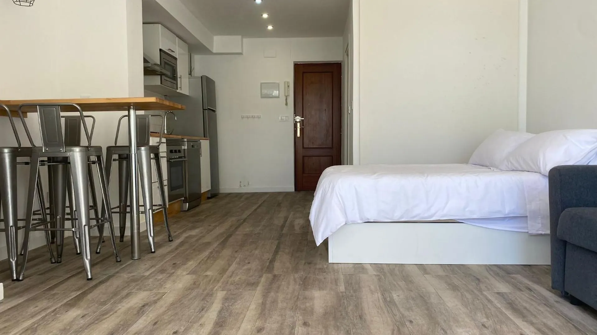 Central Torremolinos Garden Apartment - Sea Views ספרד